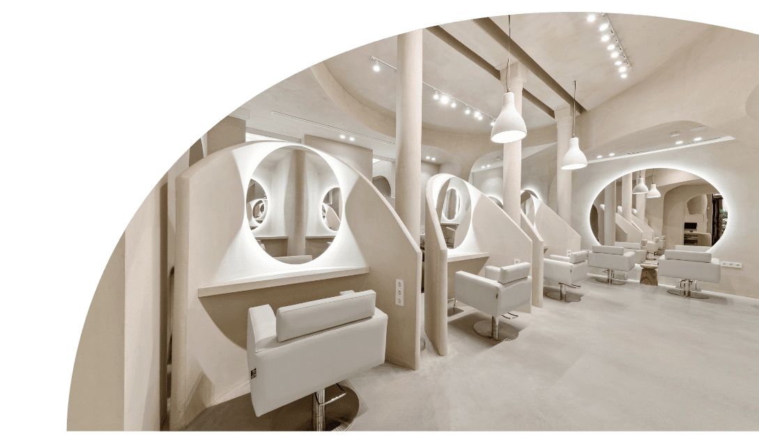 Espejos y asientos del salón de peluquería Oramai